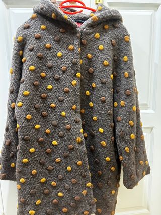Abrigo marrón con abalorios amarillos