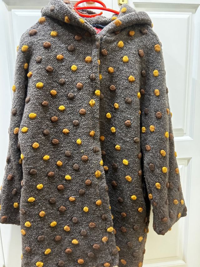 Abrigo marrón con abalorios amarillos