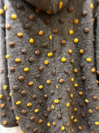 Abrigo marrón con abalorios amarillos