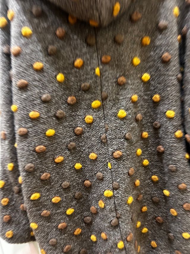 Abrigo marrón con abalorios amarillos