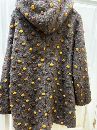 Abrigo marrón con abalorios amarillos