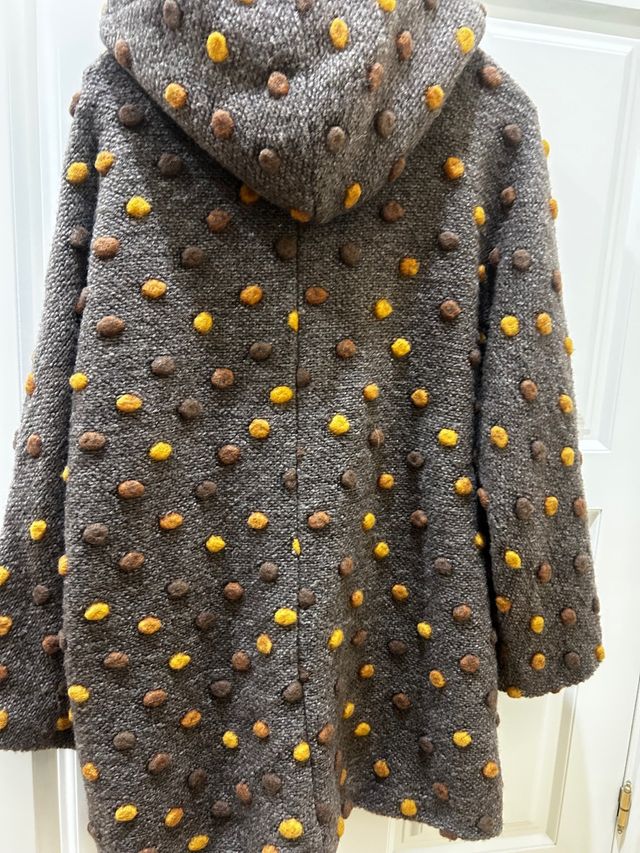 Abrigo marrón con abalorios amarillos