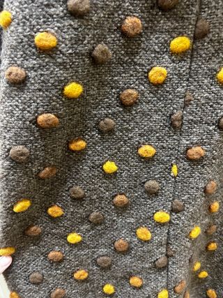 Abrigo marrón con abalorios amarillos