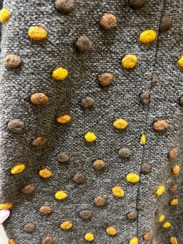 Abrigo marrón con abalorios amarillos