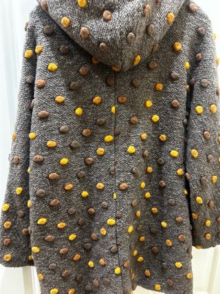 Abrigo marrón con abalorios amarillos
