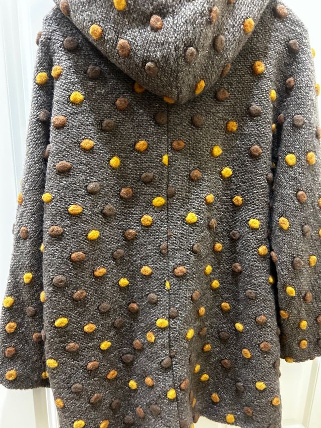 Abrigo marrón con abalorios amarillos