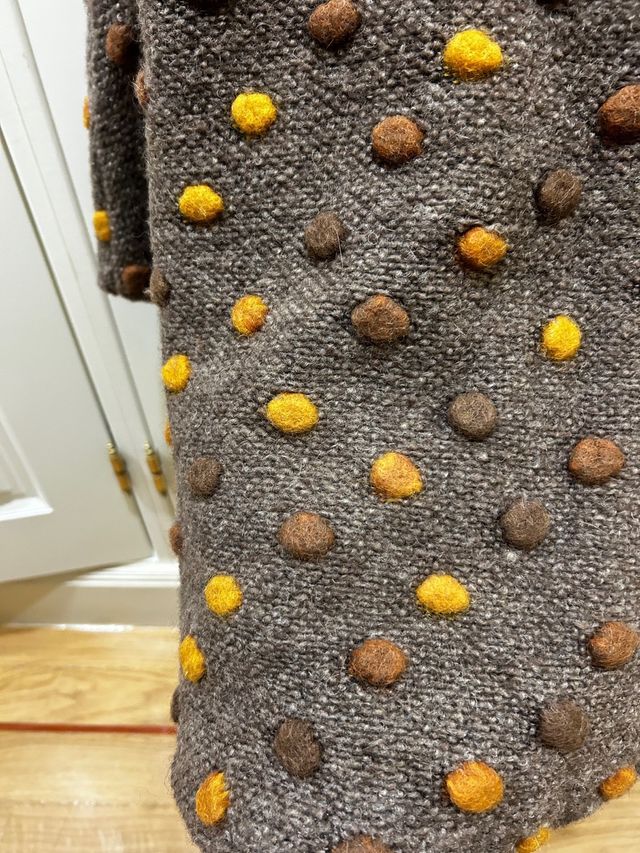 Abrigo marrón con abalorios amarillos