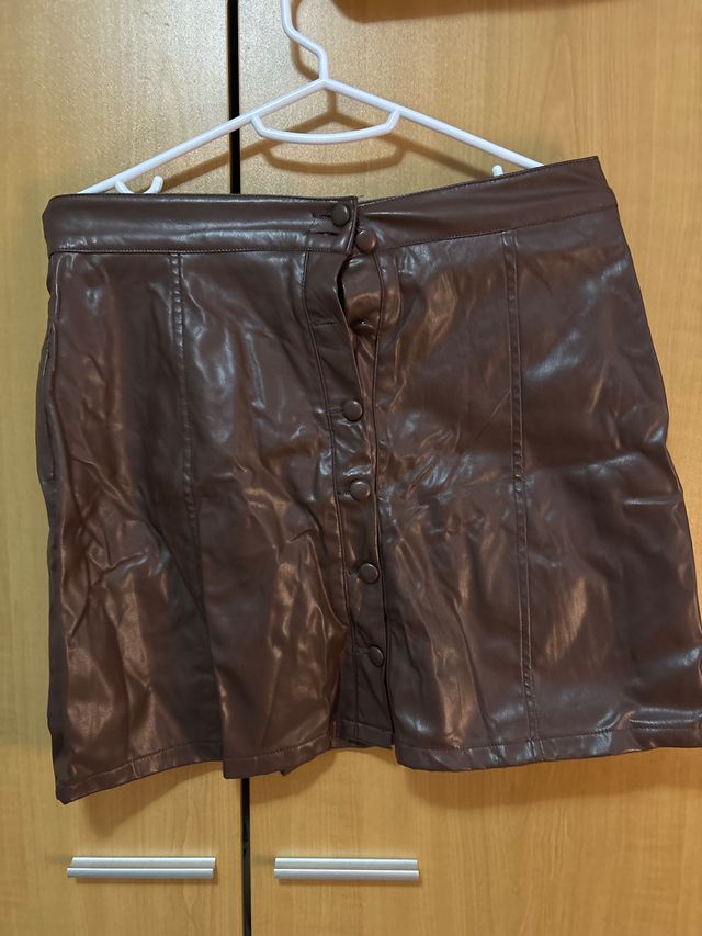 Falda marrón efecto piel