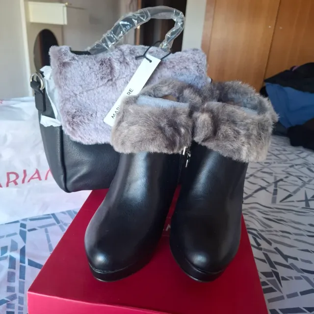 A estrenar. Botines y bolso a juego.