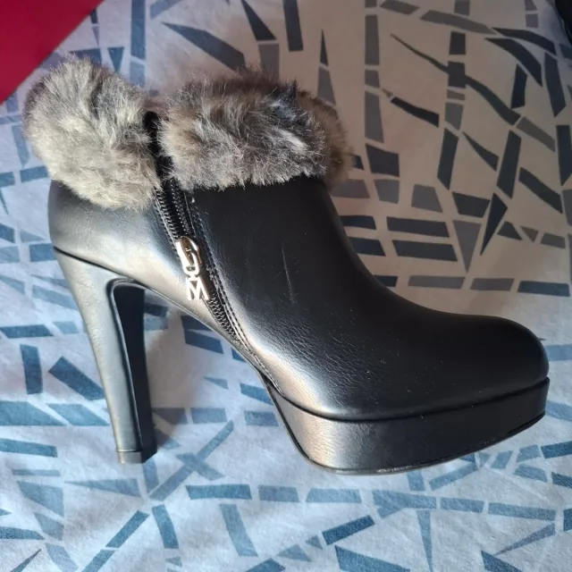 A estrenar. Botines y bolso a juego.