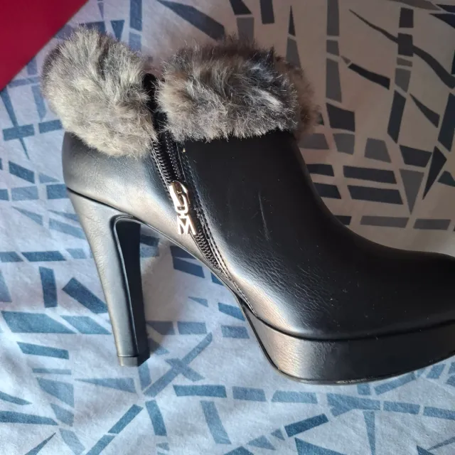 A estrenar. Botines y bolso a juego.