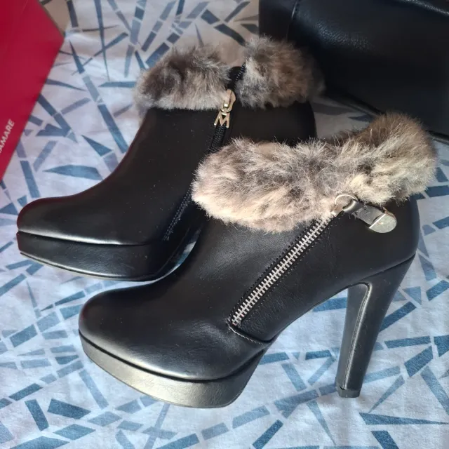 A estrenar. Botines y bolso a juego.