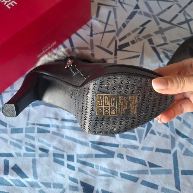 A estrenar. Botines y bolso a juego.