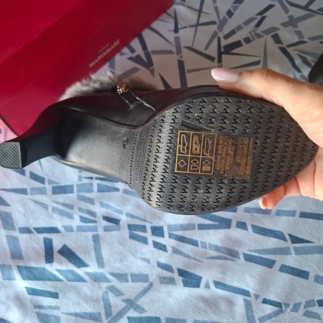 A estrenar. Botines y bolso a juego.