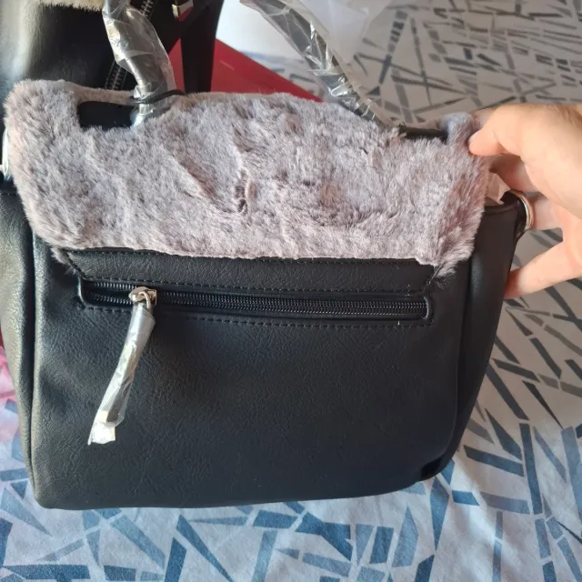 A estrenar. Botines y bolso a juego.