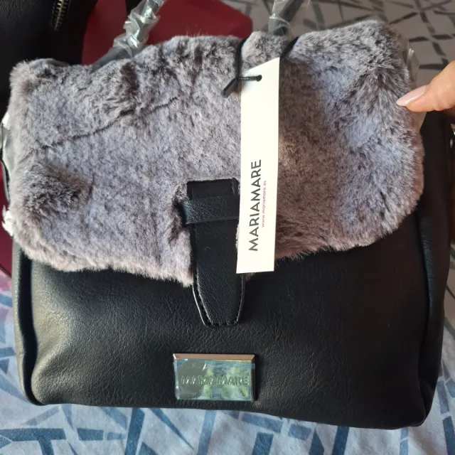 A estrenar. Botines y bolso a juego.