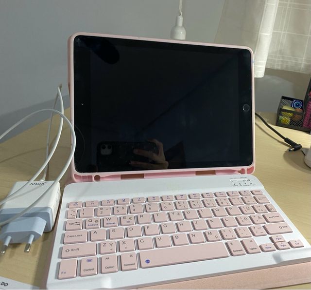 iPad 6ta Gen con Teclado Rosa