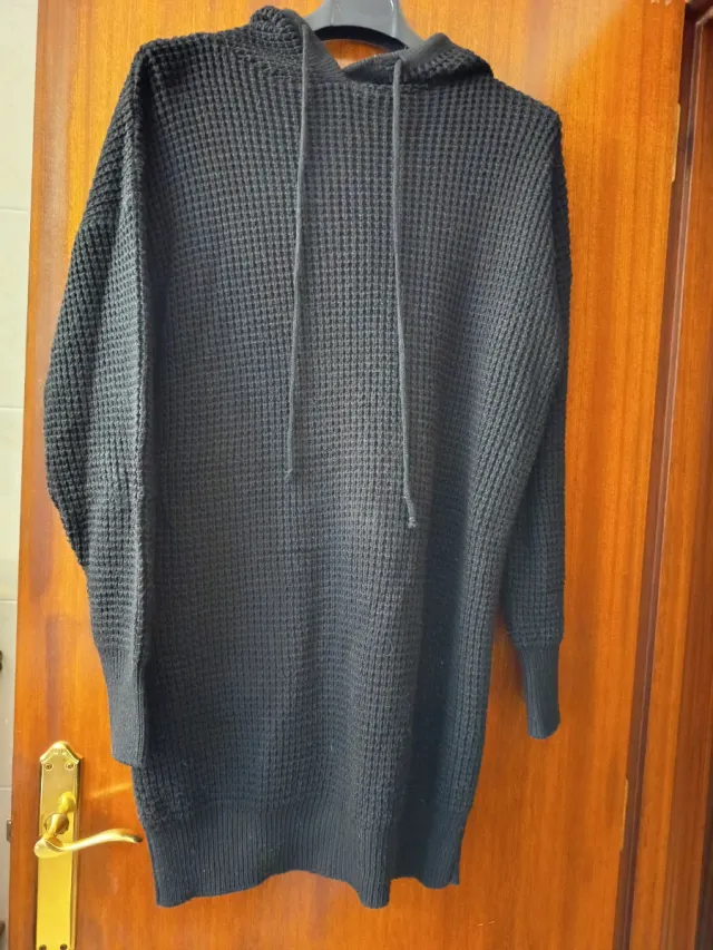Vestido de punto con capucha negro
