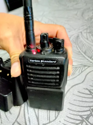 Walkie Yaesu Vertex vx-351 mas Cargador.