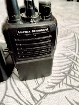 Walkie Yaesu Vertex vx-351 mas Cargador.