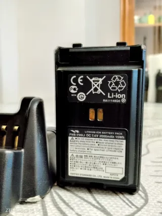 Walkie Yaesu Vertex vx-351 mas Cargador.