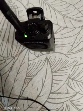 Walkie Yaesu Vertex vx-351 mas Cargador.