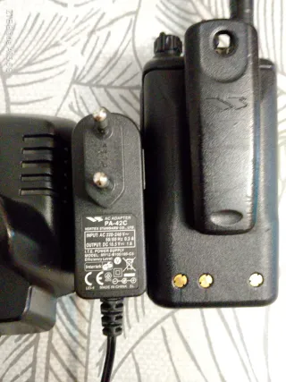 Walkie Yaesu Vertex vx-351 mas Cargador.