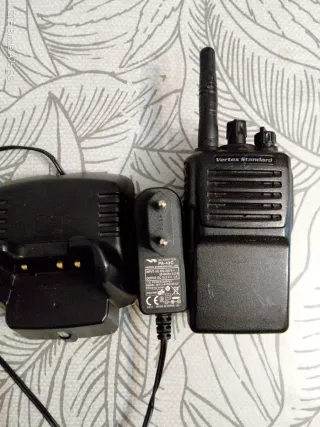 Walkie Yaesu Vertex vx-351 mas Cargador.