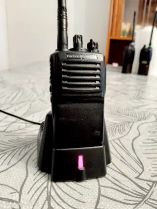 Walkie Yaesu Vertex vx-351 mas Cargador.