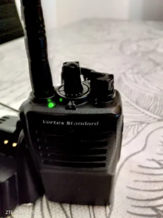 Walkie Yaesu Vertex vx-351 mas Cargador.