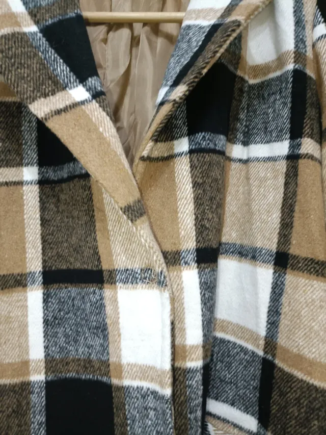 Abrigo largo marrón con cuadros beige y negro
