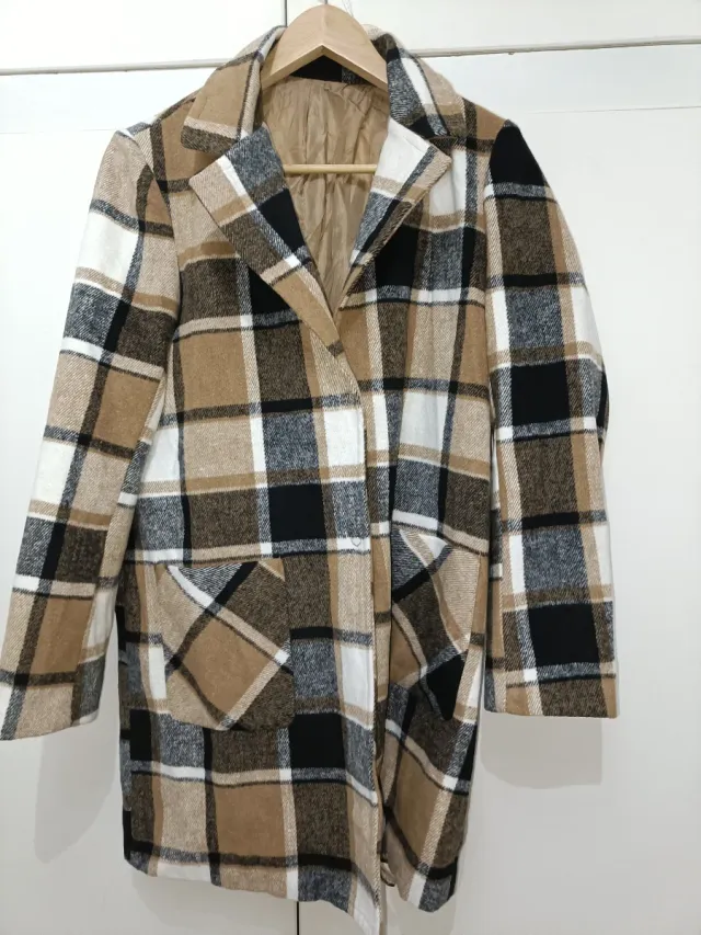 Abrigo largo marrón con cuadros beige y negro