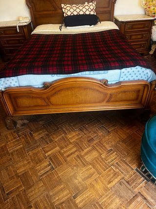 Cabeceros ,mesillas y comoda con espejo