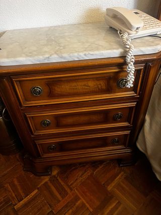 Cabeceros ,mesillas y comoda con espejo