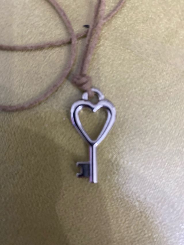 Collana con ciondolo a forma di chiave e cuore