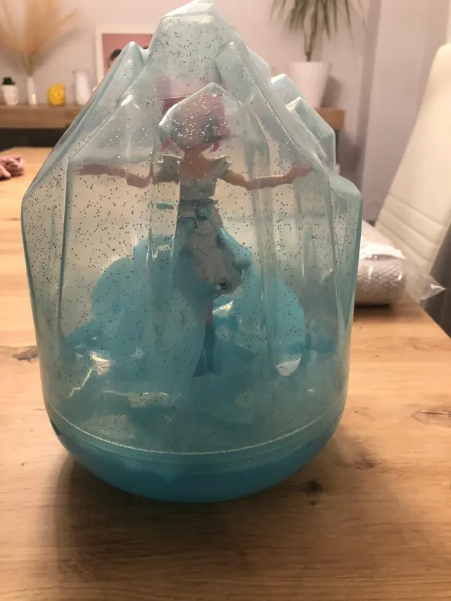 Muñeca en envoltorio de hielo brillante