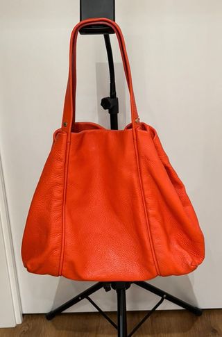 Bolso de Piel marca Furla. Coral.