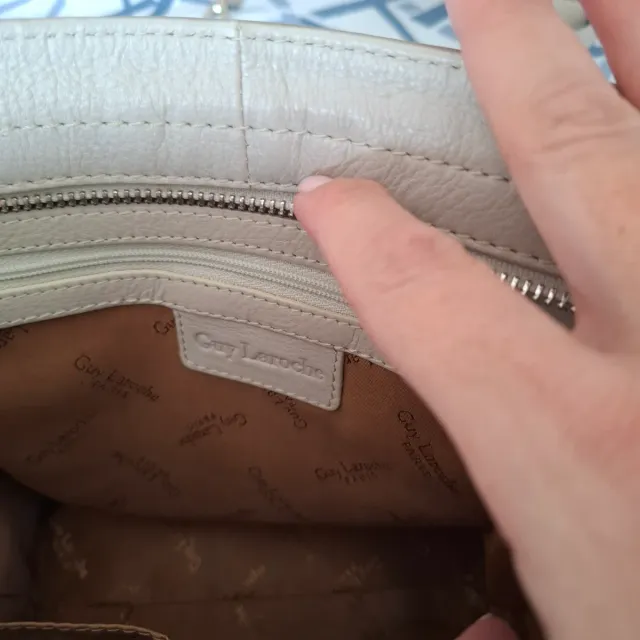 Bolso Guy Laroche Beige y Dorado