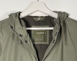 Chaqueta verde oliva con capucha