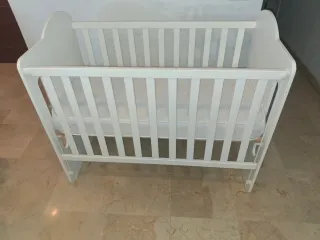 Cuna blanca seminueva ,marca micuna