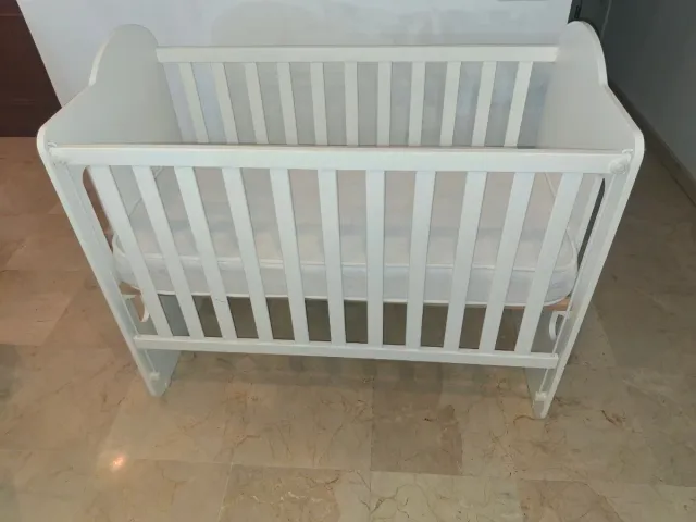 Cuna blanca seminueva ,marca micuna