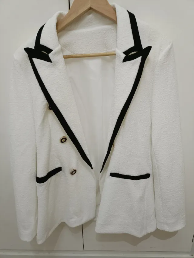 Americana blanca y negra con botones dorados