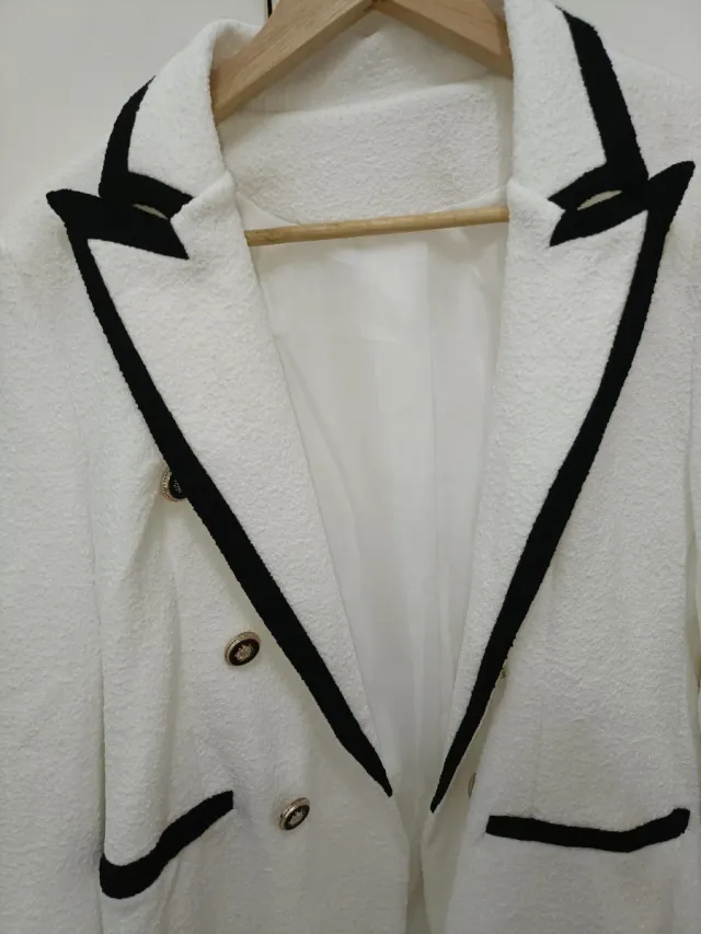 Americana blanca y negra con botones dorados