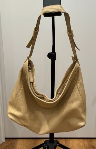 Bolso de piel marca Acosta. Beige.