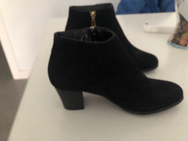 Botines negros talla 38. un solo uso