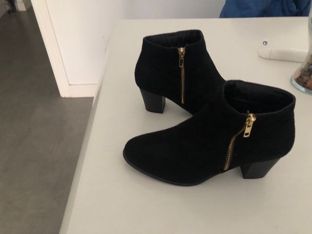Botines negros talla 38. un solo uso