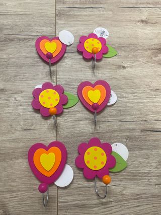 Appendiabiti decorativi in legno con cuore e fiore