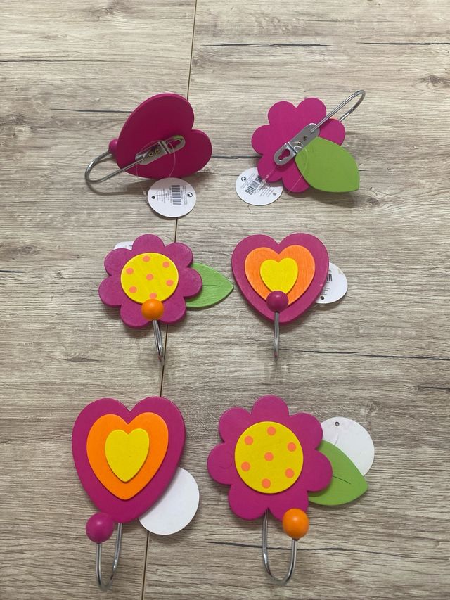 Appendiabiti decorativi in legno con cuore e fiore