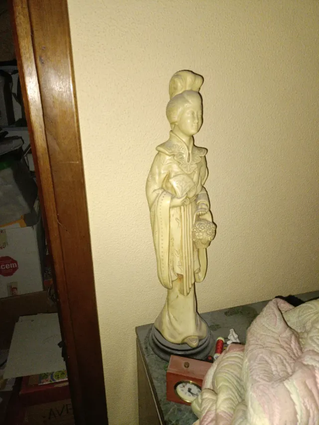 Figura de alabastro mujer oriental