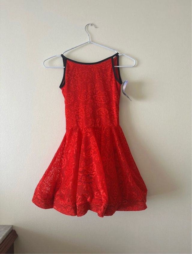 Vestido de baile rojo con encaje